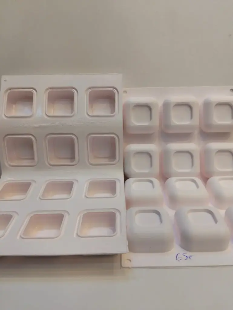 MOULE SILICONE MINI DOTS CARRE 12PCS